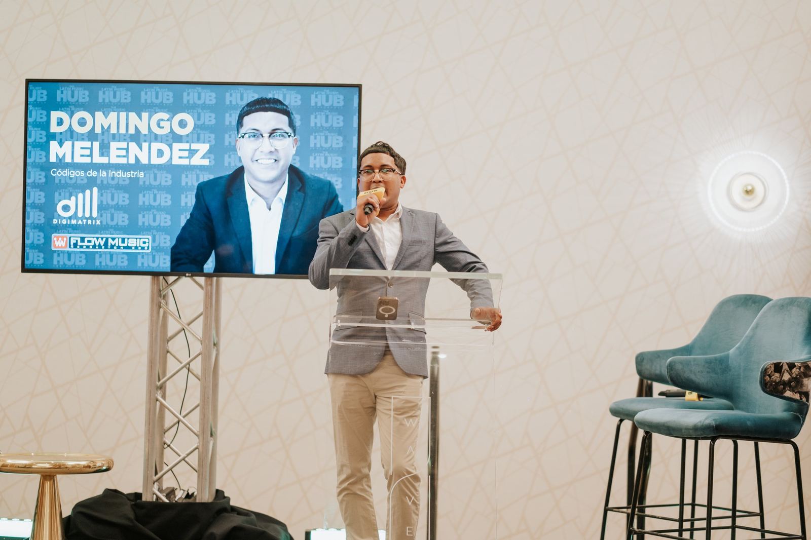 Domingo Melendez presenting Códigos de la Industria